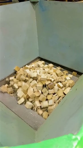 Измельчаем в одновальном шредере ОШВ 600 пластик, порубочные остатки и шпон!