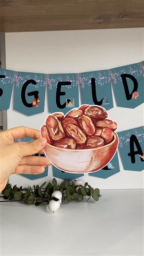 Zeynep Köseoğlu/Notepad,sticker on Instagram: "Yeşil, çiçek bahçesi Hoşgeldin Ramazan afişimiz ve 5’li düş afişimizle birlikte✨ Harflerin bulunduğu kartların her biri 10*15 cm boyutunda olup yanında gelecek olan 4m hasır iple istediğiniz yere rahatlıkla asabileceksiniz✨ Dilerseniz 5’li süs afişimizi de ekleyebilirsiniz✨ İsterseniz ayrı olarak kullanabileceğiniz gibi harflerin yanında ya da tek delik olmasını istediğinizde tavana asıp sarkıtadabilirsiniz😍 5’li süs afişimizde yanında 2m hasır ipl
