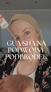 💆‍♀️Jeden z najlepszych masaży na podwójny podbródek. Masaż kamieniem gua sha to starożytna metoda pielęgnacji skóry, która wywodzi się z Chin. 👉Właściwości masażu kamieniem:🌼Poprawa krążenia krwi - dzięki temu skóra staje lepiej dotleniona i jaśniejsza,🌼Redukuje obrzęki - zmniejszą zastoje limfatyczne z okolic oczu, podbródka czy policzków,🌼Rozluźnia napięcia - dzięki czemu twarz zyskuje wypoczęty wygląd,🌼Stymuluje produkcję kolagenu - regularny masaż pobudza produkcję kolagenu, co przycz