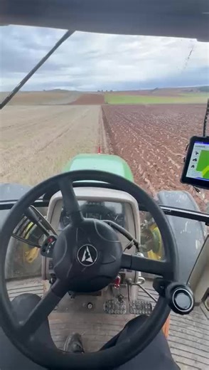 Comenzando el año dandole a la vertedera con #tractorDrive. Feliz 2026!! #vertedera #agricultura #autoguiado #johndeere