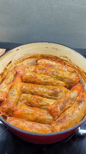 Sarma me Laker 1 Laker e bardhe Mbushja 500 gr mish I grire 3 qepe 300 gr oriz Kripe Majdanoz Erza Hudher Salce domate Vaj ulliri Kripe @gatimet_e_violes_ #sarma | Gatimet e Violes