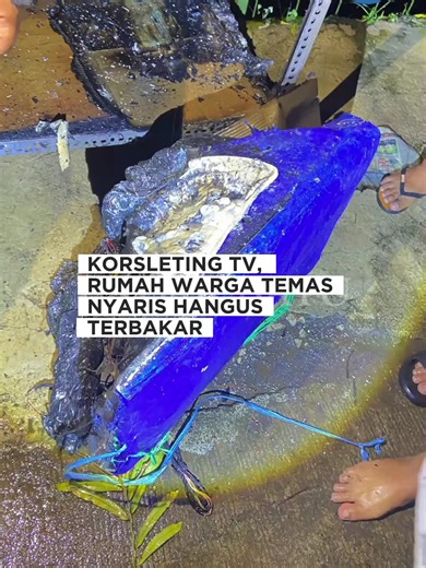 Korsleting TV, Rumah Warga Temas Nyaris Hangus Terbakar BATU - Di tengah kepungan pohon tumbang yang melanda Kota Batu, musibah kebakaran nyaris menghanguskan rumah milik Donafeng di Jalan Wukir, RT 01/RW 03, Kelurahan Temas, Kecamatan Batu pada Rabu malam lalu (4/3) sekitar pukul 18.58. Kebakaran itu diduga kuat dipicu korsleting listrik pada perangkat elektronik akibat cuaca ekstrem. Kepala Dinas Damkarmat Kota Batu Agung Sedayu menyebut, percikan api muncul dari televisi. Hujan deras yang men