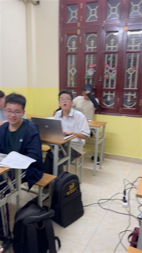 🌟 ƯỚC NGUYỆN TRƯỚC KỲ THI HSG TIN CỦA HỌC VIÊN CODE DREAM LÀ GÌ? Hành trình ôn thi đầy nỗ lực đã khép lại, và trong ngày cuối cùng, thầy cô Code Dream đã trực tiếp đến, lắng nghe từng ước nguyện, từng mục tiêu và gửi món quà tinh thần động viên các bạn trước kỳ thi quan trọng. Có bạn khao khát đạt giải cao, có bạn muốn rèn luyện tư duy lập trình, có bạn mong tự tin chinh phục mọi thử thách. Mỗi lời ước nguyện hôm nay không chỉ là hy vọng, mà còn là bước đệm vững chắc dẫn đến thành công trong tư