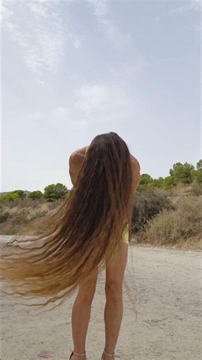 You Won’t Believe How Crazy My Very Long Hair Gets When I Shake It 😜