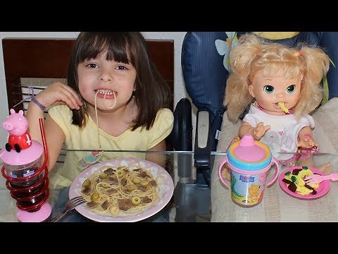 MINHA BONECA BIA E LAURA NA HORA DO ALMOCO