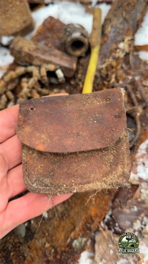 thedutch_relic_diggers on Instagram: "The snow preserved more than relics… it preserved a moment in time. On the Eastern Front, we carefully opened a German foxhole hidden beneath the frozen ground. What surfaced wasn’t just equipment — it was a glimpse into a soldier’s daily life. A toothbrush. A K98 cleaning cord. Two leather EKM pouches… the identification tag was gone, but its imprint still remained in the leather after decades. A Losantin tablets box. And a German gas mask. Personal belongi