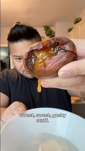 What does a persimmon taste like?