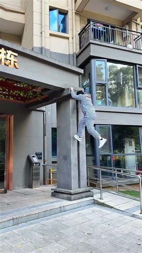 医生：小伙子，你插翅难飞