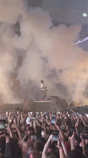 104K views · 2.9K reactions | #TravisScott performing ‘FE!N’ live in London. : @livenation | HOT 97 | Facebook