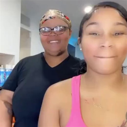 Chelle: I'm fat!Queen Opp: I'm skinny!Chelle: I'm ugly!Queen Opp: I'm pretty!Chelle: I'm weird!Queen Opp: I'm witty!Chelle: This whole pussy stink!Queen Opp: Her ass shitty!( chant cheer stan twitter media archive meme videos vids )