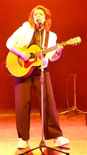 DNA is Mell VF’s meest persoonlijke show tot nu toe. Muziek en familiegeschiedenis smelten samen in een voorstelling waarin fictie en waarheid vervagen. Laat je meevoeren door de ritmes, verhalen en stemmen van toen en nu. Elk nummer draagt een verleden met zich mee, elke noot een nieuw perspectief. 🎶 Koop nu je kaarten via de website van PX en dompel jezelf onder in de muzikale wereld van Mell VF’s DNA. #MELLVF #DNA #theater #volendam | Poppodium PX Volendam