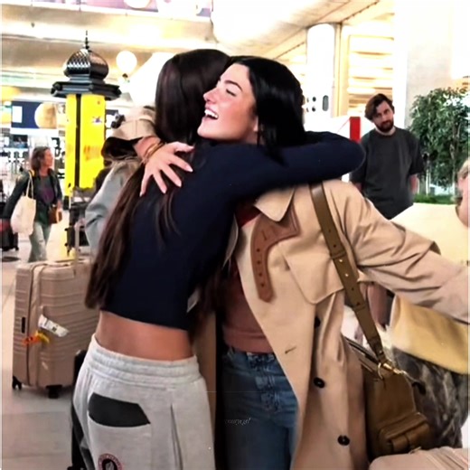 the relationship she has with us fans whether she’s met us or not is so precious we love you @charli d’amelio @:) 🤍 #savourycgd #charlidamelio #foryoupagе #viral #blowthisuptiktok || few clips via @blurrydamelios @martí @m @a n d r e a 🪩 FAKE BODY
