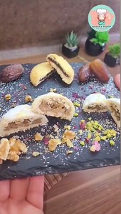 Mein weltbestes Maamoul Rezept. 😍 Mamoul recipe super soft عجينة المعمول Hallo meine Lieben🙋‍♀️ In diesem Video zeige ich euch mein bestes Maamoul Rezept. Wirklich das beste Rezept der Welt 😍😍 Egal wie viele Rezepte ich probiert habe, keins kommt an dieses Rezept dran. Ich kann euch dieses Rezept wirklich nur empfehlen. So schön Mürbe und zerfallen einfach im Mund. 😍😋 Sehr viele haben dieses Rezept nachgebacken und alle waren super zufrieden. Maamoul ist in einer Tupperose mehrere Wochen h