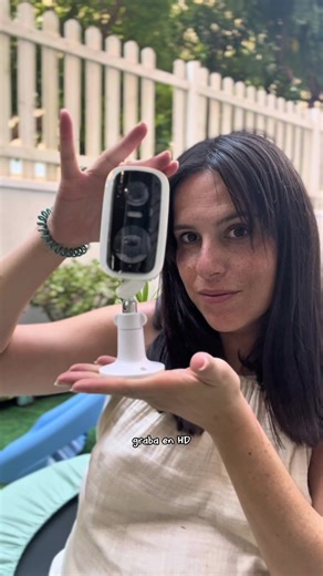 La mejor compra que hemos hecho para casa 😍 Cámara exterior con batería y panel solar, notificaciones al móvil, visión nocturna y audio. #camaraseguridad #seguridadencasa #mama #vigilancia #fyp #parati #viral #ugc #ugccreator #contentcreator #tiktokshop