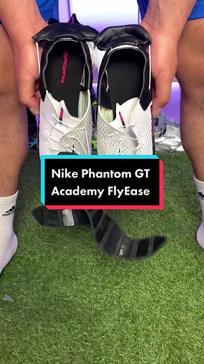 Nike Phantom GT Academy FlyEase: Boots for Soccer Players