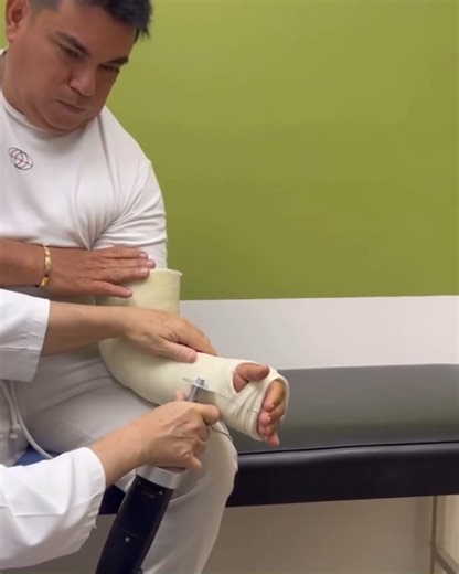 The Truth About Your Cast: Are You Still Settling? 😫 We hear you. That itchy, stinky, heavy cast is frustrating, and here's the honest truth: traditional casts are still the default because they're familiar, not because they’re better. Why are older, uncomfortable methods still dominating? Mostly habit, the system just hasn't changed. The Comfort Gap Is Real! The evidence is clear: You deserve a better healing experience. (source links in comments) ✅ Your Comfort Matters: Studies show patients 