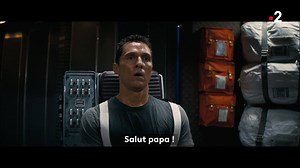 Distorsion temporelle d'un voyage interstellaire : Cooper découvre les messages laissés par ses enfants pendant 23 ans... Une scène bouleversante de "Interstellar". | France tv