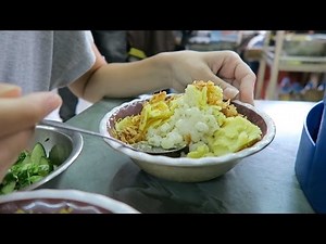 Eating Xoi Xeo at Xoi Yen | Hanoi Vietnam