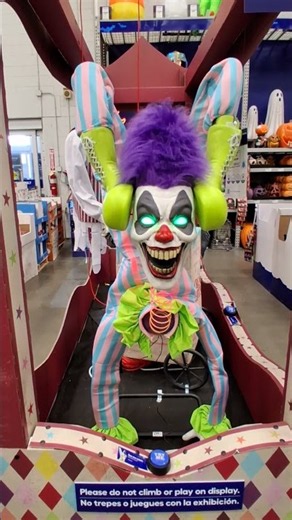 Clowning Around 🤡 #shorts #halloween #scary #trending #llowes #clown #youtubeshorts #animatronics