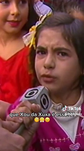 QUE XOU DA XUXA É ESSE? QUE XOU DA XUXA É ESSE??? 🤨😡 A voz da revolução! A gente tá encantado com essa mini sindicalista que aparece no documentário “Para Sempre Paquitas”! Diva pelos direitos das crianças! Quem é o ECA perto dela? Liberté, égalité, Xuxé! (🎥: globoplay)