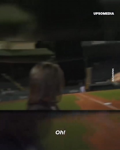 56K views · 289 reactions | Evan Longoria befand sich mitten in einem Interview, nachdem er auf dem Feld Baseball geübt hatte, als er einen schwer zu glaubenden Stunt machte, um die Reporterin vor einem haarigen Spiel zu schützen. | Jungsspiele | Facebook