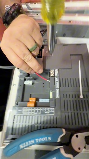 💻🔧 Dans cette vidéo, je vous explique tout sur la tablette ITM de Daikin — le cerveau du système ! Elle permet de commander toutes les unités à distance depuis un seul point : installation, mise en marche, adressage… tout y est ! 🎯 Simple comme bonjour, mais ultra puissante. 👉 Abonnez-vous, likez, partagez et faites découvrir cette technologie autour de vous. Merci les gars, je compte sur vous 💪 #Daikin #ITM #HVAC #DocteurVRV #Climatisation #SmartControl #FormationClim #TechnicienFroid | Dr