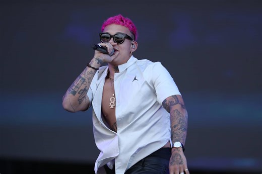 (Video) Beéle el cantante colombiano que habla con Dios antes de darlo todo en el escenario