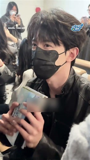 Dang Khai was overwhelmed for the first time when fans swarmed the airport after the "Crazy Qi" e...
