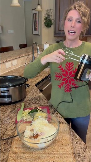 Slow Cooker Spinach and Artichoke Dip RECIPE on dinnerin321.com #dip #newyearseve #party #easyrecipe