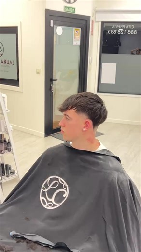 37/90 “Si tardas 2 meses en ir al barbero… mira esto.” Este cliente se corta el pelo cada 2 o 3 meses, y cuando se sentó en la silla tenía una duda: ¿Mullet o taper? Pero cuando alguien tarda tanto en cortarse el pelo, no todos los cortes funcionan igual. 📌 DIAGNÓSTICO: – Buen pelo y buena densidad. – Mucho tiempo entre cortes. – Necesitábamos un corte que aguante bien el crecimiento. -Tengo que tener en cuenta su gusto 💈 LO QUE HICIMOS: Le recomendé taper. ¿Por qué? Porque es un corte que man