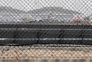Boeing 777 crashes, burns in Dubai