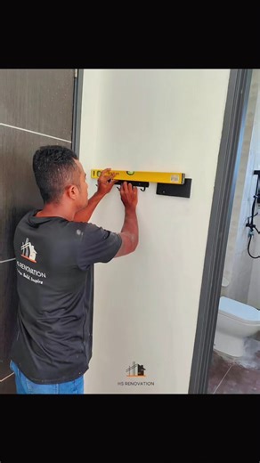 「細節做好，空間自然更好用。」 “Details make the space work better.” “Butiran kecil menjadikan ruang lebih berfungsi.” Kerja pemasangan steel hanging untuk bilik tidur dan pemasangan gypsum board bagi cooker hood di dapur sedang dijalankan 👷‍♂️🛠️ Steel hanging membantu susun pakaian dengan kemas dan mudah dicapai, manakala gypsum board pada kawasan cooker hood memberi kemasan yang lebih rapi serta bersih dari segi visual. Fungsi dan kemasan berjalan seiring ✨ — HS Renovation｜Thoughtful spaces for everyday pe