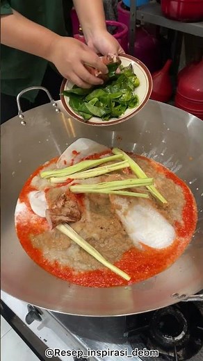 Making traditional Rendang from the beloved island of Minangkabau #yos