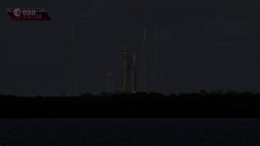 特朗普把人送去月球了。1972年以来，这算头一回有人类靠近月球。4月1日NASA火箭升空，四个宇航员绕月飞行，NASA同时掏了200亿美元，要在月球南极建永久基地。但很有意思，NASA自己的火箭，只能把人送到月球旁边绕圈，但人类真正放到月面上，还是要跟私企合作。也就是两位世界首富，马斯克和贝索斯。马斯克的SpaceX，拿了超过40亿美元合同做Starship登月器，贝索斯的Blue Origin，拿了34亿美元做Blue Moon登月器。查了一下，时间线也很有意思。马斯克今年2月刚宣布，SpaceX不去火星了，先搞月球，20天后NASA就改了任务架构。而且，SpaceX就是在Artemis II发射同一天提交了IPO申请。你说巧不巧。贝索斯也没事闲着，Blue Origin直接停了亚轨道旅游业务，把资源全压到登月器上，今年就要往月球发一个无人试验版。晚晚我觉得这事儿，伟大又透着点幽默。登月这事台前是国家使命，特朗普政绩，台后是两个世界首富「抢总包」。To da moon.