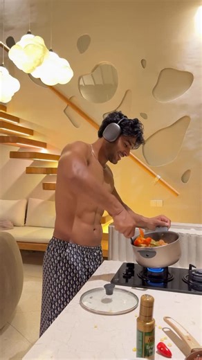 GAURAV MOLRI on Instagram: "70g PLANT-BASED HIGH-PERFORMANCE PROTEIN MEAL 🌱🔥 (Engineered for muscle, not gut stress) Most people think eating high protein = getting lean. Truth is if your digestion is poor, your physique will always look soft. This is how I build a 70g plant-based protein plate that actually absorbs. ⸻ 🛒 Ingredients • 90g soya chunks • 40 raw peanuts • 150 g boiled kidney beans (rajma) • 150 g broccoli • 1 tsp ghee / olive oil • 50 g Red Rice • Lemon + salt to taste • Nuts (W