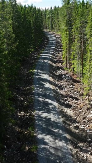 Är din väg rustad för tunga transporter och trygg framkomlighet året om? 🚚 En välskött skogsbilväg är en förutsättning för ett aktivt och lönsamt skogsbruk. Men även en bra väg kräver underhåll. Har den inte setts över på länge kan det vara dags för en upprustning. Norra Skogs Vägbyrå hjälper dig att bedöma vägens skick och föreslår rätt åtgärder – från diken till bärlager. Kontakta din inspektor för rådgivning! norraskog.se/kontakter 👈 | Norra Skog