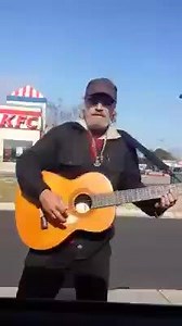 PARA QUE VEAN QUE NO TODOS "LOS GRINGOS" NOS DESPRECIAN. ESTE, HASTA NOS CANTA LA PUERTA NEGRA. | La Diva de México