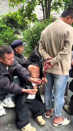 Others' grapes are delicious. #Funnyvideo #Laugh #Funny #Dwarf #99cm