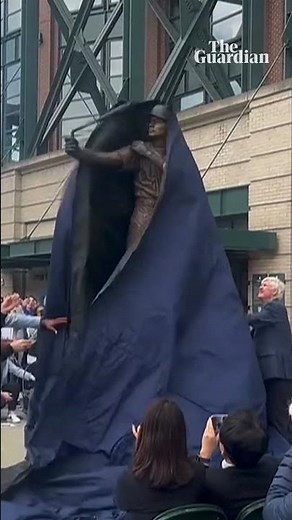 Baseball legend Ichiro Suzuki statue breaks at unveiling in Seattle #shorts