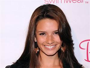 Alice Greczyn 39 S Body Measurements Including Height Weight Dress Size