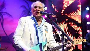 Jimmy Buffett And The Coral Reefers Return To Wrigley Field Huey Lewis