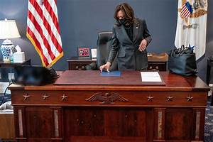 Navy Seabees Build Vp Kamala Harris A Desk Out Of Wood From Uss