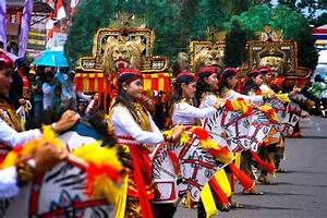 Menampilkan Seni Budaya Indonesia