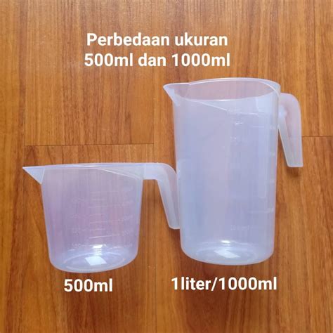 Keringkan gelas plastik 1000 ml dengan lap kering