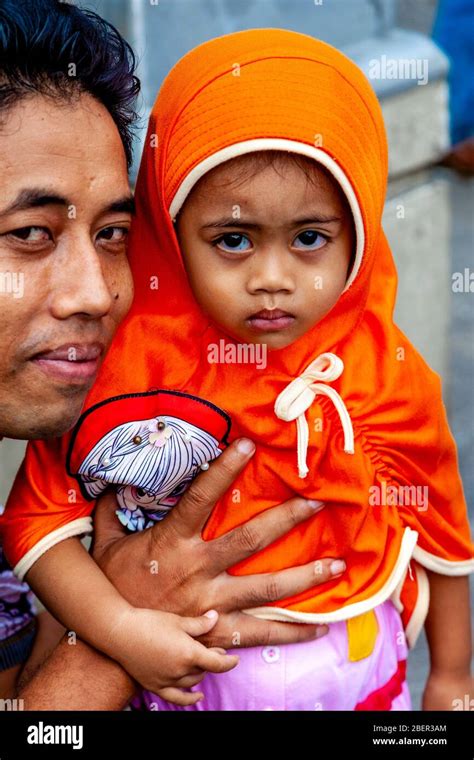 Fatherhood artinya in Indonesia