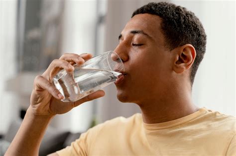Sulitnya Menumbuhkan Kebiasaan Minum Air Putih yang Cukup