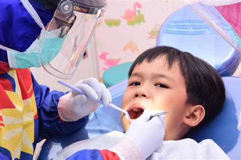 Anak berkunjung ke dokter gigi