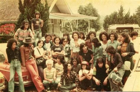 Busana Tahun 70-an di Indonesia: Pergeseran Trend Pendidikan