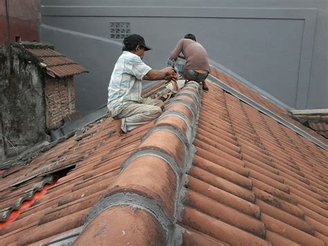 Memperbaiki Kerusakan pada Atap Rumah