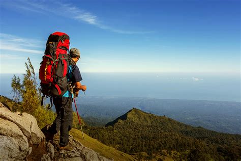 Mendaki Gunung di Indonesia